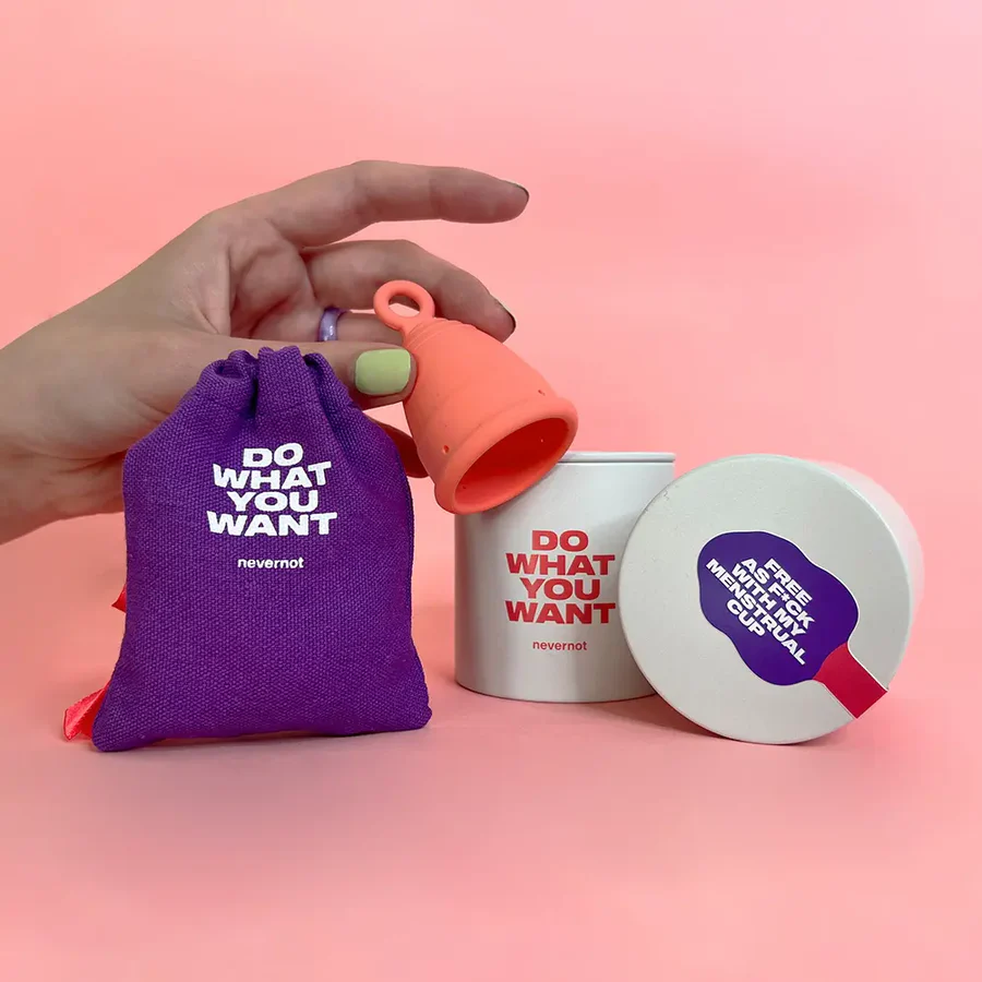 Nevernot «Queen of Cups» vegane Menstruationstasse und Aufbewahrungsbox